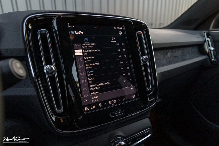 Volvo XC40 Recharge Plus 70 kWh | Zwenkbare trekhaak | Adaptieve cruise | Blis | 19 Inch | Full Led |