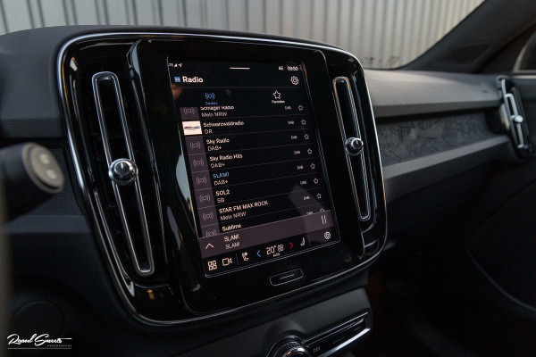 Volvo XC40 Recharge Plus 70 kWh | Zwenkbare trekhaak | Adaptieve cruise | Blis | 19 Inch | Full Led |