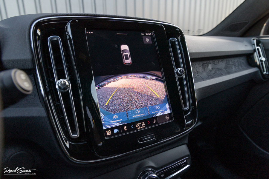Volvo XC40 Recharge Plus 70 kWh | Zwenkbare trekhaak | Adaptieve cruise | Blis | 19 Inch | Full Led |