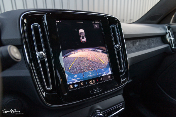 Volvo XC40 Recharge Plus 70 kWh | Zwenkbare trekhaak | Adaptieve cruise | Blis | 19 Inch | Full Led |