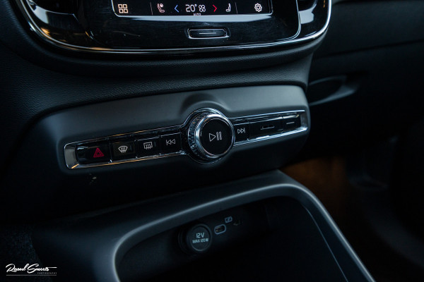 Volvo XC40 Recharge Plus 70 kWh | Zwenkbare trekhaak | Adaptieve cruise | Blis | 19 Inch | Full Led |