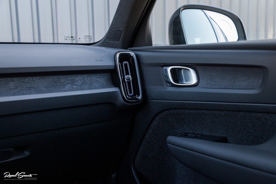 Volvo XC40 Recharge Plus 70 kWh | Zwenkbare trekhaak | Adaptieve cruise | Blis | 19 Inch | Full Led |