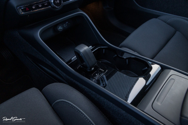 Volvo XC40 Recharge Plus 70 kWh | Zwenkbare trekhaak | Adaptieve cruise | Blis | 19 Inch | Full Led |