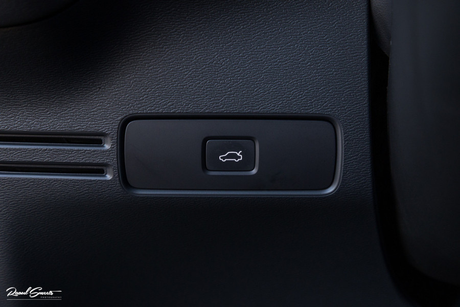 Volvo XC40 Recharge Plus 70 kWh | Zwenkbare trekhaak | Adaptieve cruise | Blis | 19 Inch | Full Led |