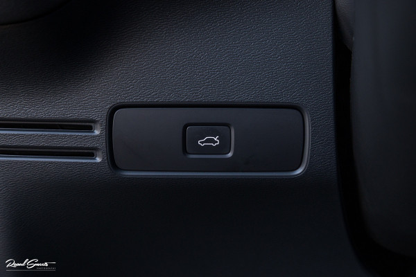 Volvo XC40 Recharge Plus 70 kWh | Zwenkbare trekhaak | Adaptieve cruise | Blis | 19 Inch | Full Led |