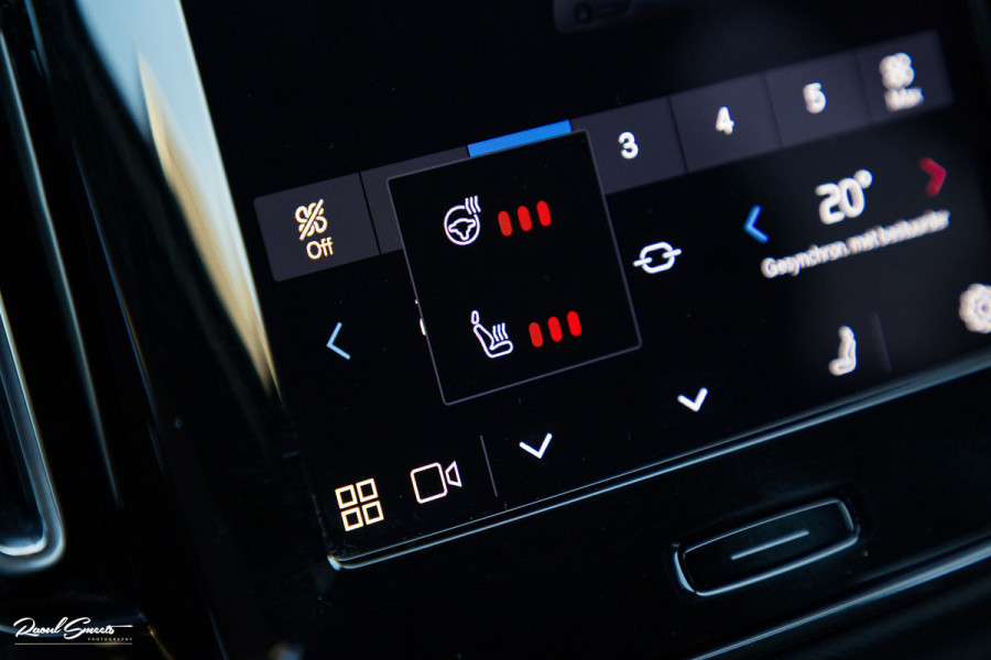 Volvo XC40 Recharge Plus 70 kWh | Zwenkbare trekhaak | Adaptieve cruise | Blis | 19 Inch | Full Led |