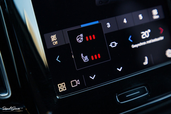 Volvo XC40 Recharge Plus 70 kWh | Zwenkbare trekhaak | Adaptieve cruise | Blis | 19 Inch | Full Led |