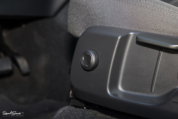 Volvo XC40 Recharge Plus 70 kWh | Zwenkbare trekhaak | Adaptieve cruise | Blis | 19 Inch | Full Led |