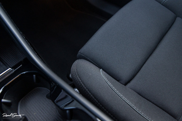 Volvo XC40 Recharge Plus 70 kWh | Zwenkbare trekhaak | Adaptieve cruise | Blis | 19 Inch | Full Led |