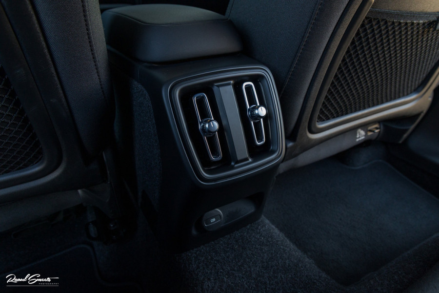 Volvo XC40 Recharge Plus 70 kWh | Zwenkbare trekhaak | Adaptieve cruise | Blis | 19 Inch | Full Led |