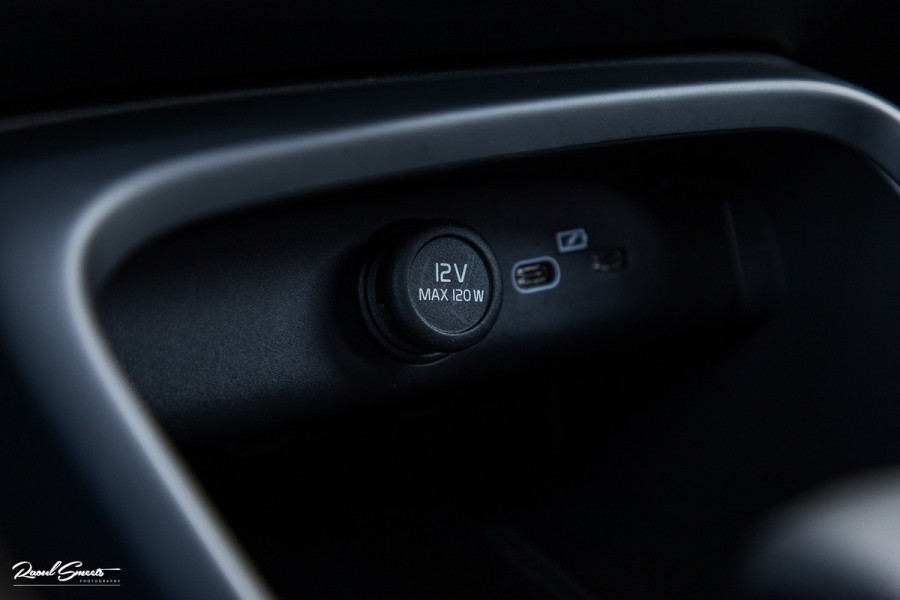 Volvo XC40 Recharge Plus 70 kWh | Zwenkbare trekhaak | Adaptieve cruise | Blis | 19 Inch | Full Led |