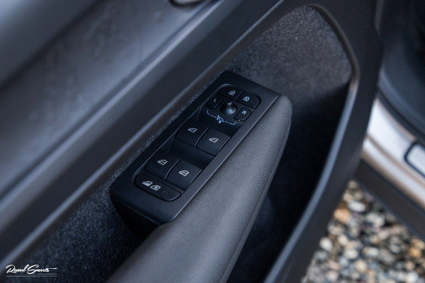 Volvo XC40 Recharge Plus 70 kWh | Zwenkbare trekhaak | Adaptieve cruise | Blis | 19 Inch | Full Led |