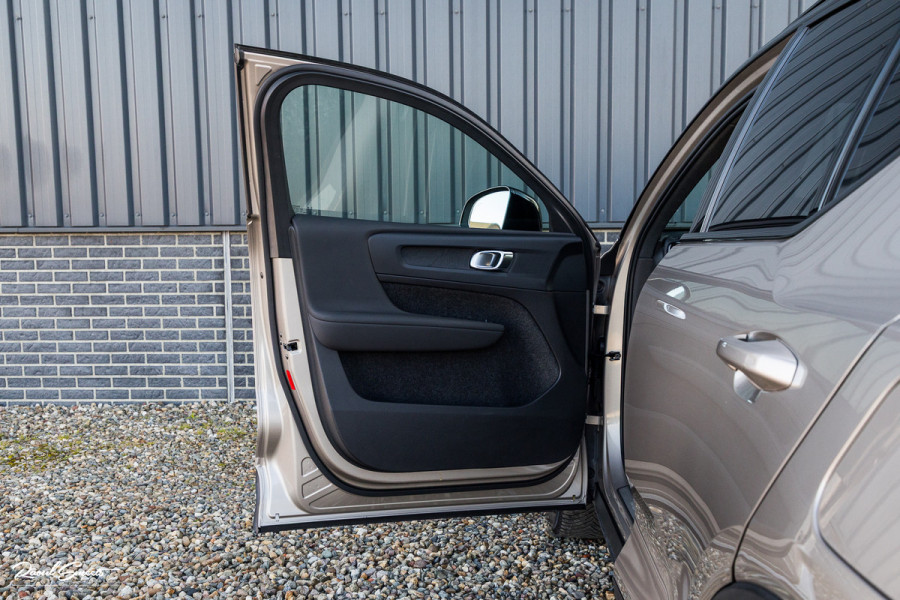 Volvo XC40 Recharge Plus 70 kWh | Zwenkbare trekhaak | Adaptieve cruise | Blis | 19 Inch | Full Led |