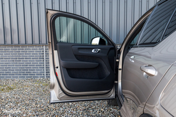 Volvo XC40 Recharge Plus 70 kWh | Zwenkbare trekhaak | Adaptieve cruise | Blis | 19 Inch | Full Led |