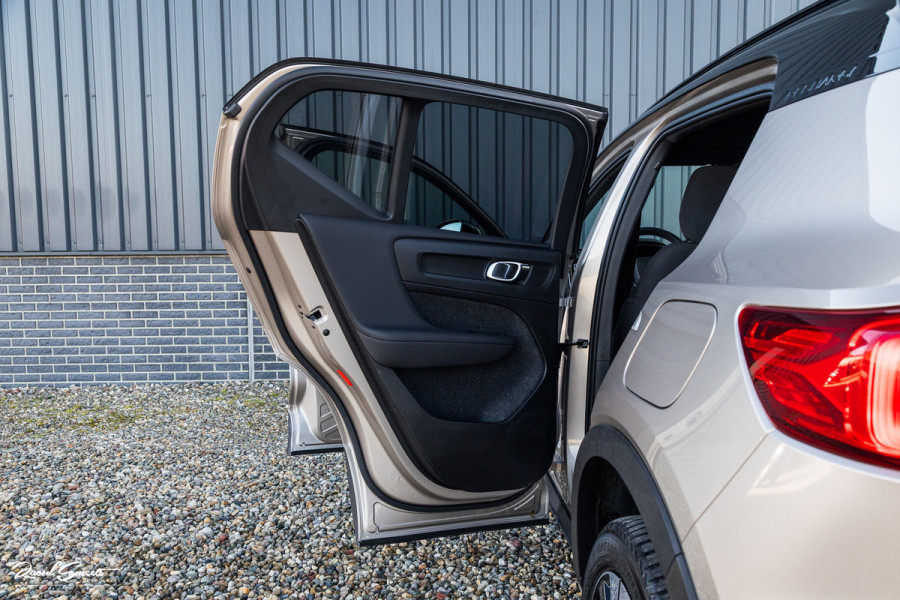 Volvo XC40 Recharge Plus 70 kWh | Zwenkbare trekhaak | Adaptieve cruise | Blis | 19 Inch | Full Led |