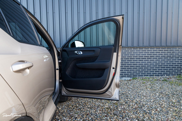 Volvo XC40 Recharge Plus 70 kWh | Zwenkbare trekhaak | Adaptieve cruise | Blis | 19 Inch | Full Led |