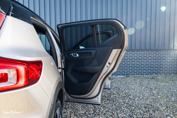 Volvo XC40 Recharge Plus 70 kWh | Zwenkbare trekhaak | Adaptieve cruise | Blis | 19 Inch | Full Led |