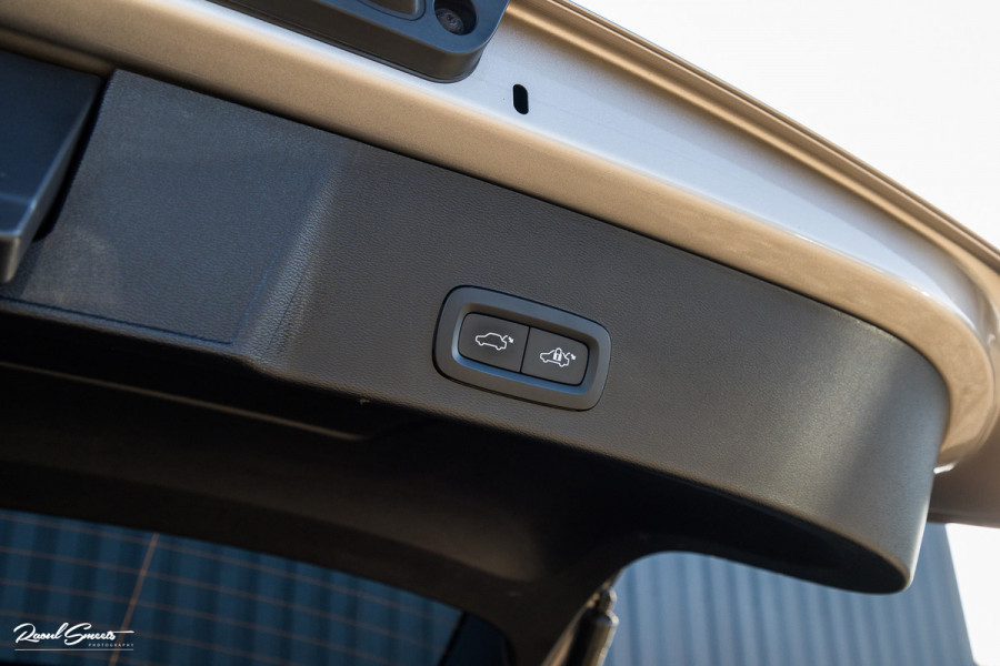 Volvo XC40 Recharge Plus 70 kWh | Zwenkbare trekhaak | Adaptieve cruise | Blis | 19 Inch | Full Led |