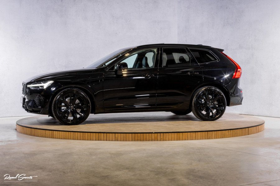 Volvo XC60 2.0 T8 Plug-in hybrid AWD Plus Black Edition Long Range | Zwenkbare trekhaak | Harman Kardon | Adaptieve cruise | Panorama dak | Nieuw |
