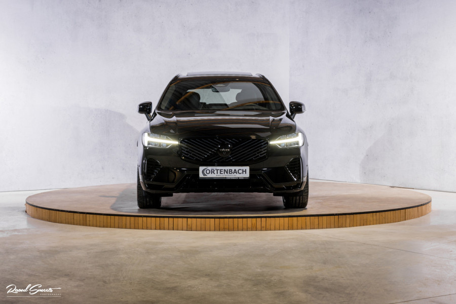 Volvo XC60 2.0 T8 Plug-in hybrid AWD Plus Black Edition Long Range | Zwenkbare trekhaak | Harman Kardon | Adaptieve cruise | Panorama dak | Nieuw |