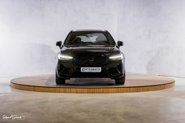 Volvo XC60 2.0 T8 Plug-in hybrid AWD Plus Black Edition Long Range | Zwenkbare trekhaak | Harman Kardon | Adaptieve cruise | Panorama dak | Nieuw |