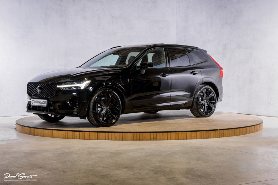 Volvo XC60 2.0 T8 Plug-in hybrid AWD Plus Black Edition Long Range | Zwenkbare trekhaak | Harman Kardon | Adaptieve cruise | Panorama dak | Nieuw |