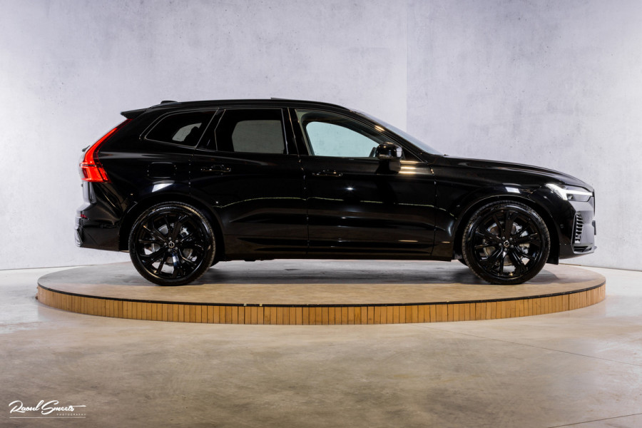 Volvo XC60 2.0 T8 Plug-in hybrid AWD Plus Black Edition Long Range | Zwenkbare trekhaak | Harman Kardon | Adaptieve cruise | Panorama dak | Nieuw |