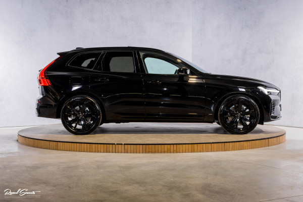 Volvo XC60 2.0 T8 Plug-in hybrid AWD Plus Black Edition Long Range | Zwenkbare trekhaak | Harman Kardon | Adaptieve cruise | Panorama dak | Nieuw |