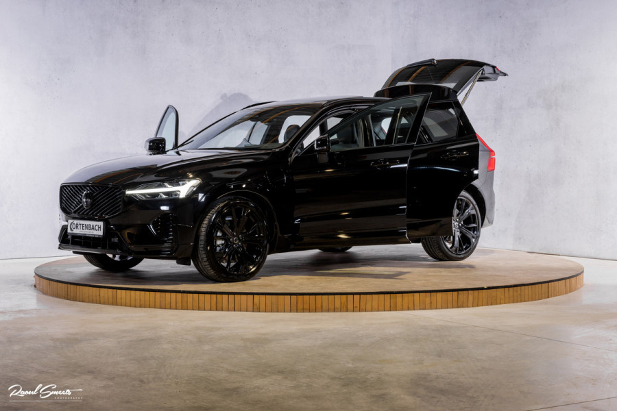 Volvo XC60 2.0 T8 Plug-in hybrid AWD Plus Black Edition Long Range | Zwenkbare trekhaak | Harman Kardon | Adaptieve cruise | Panorama dak | Nieuw |