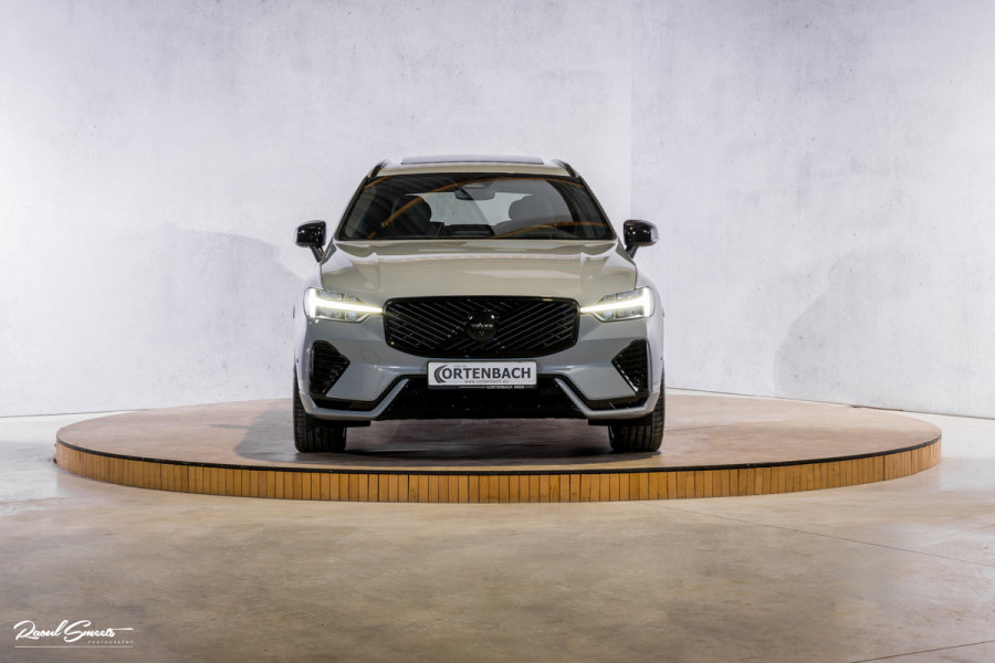 Volvo XC60 2.0 T8 Plug-in hybrid AWD Plus Black Edition Long Range | Zwenkbare trekhaak | Harman Kardon | Adaptieve cruise | Panorama dak | Nieuw |