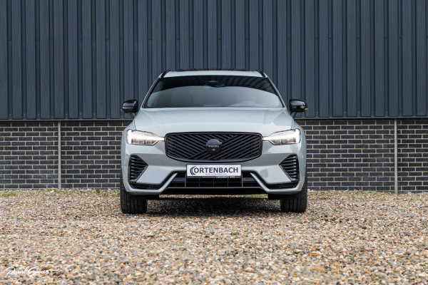 Volvo XC60 2.0 T8 Plug-in hybrid AWD Plus Black Edition Long Range | Zwenkbare trekhaak | Harman Kardon | Adaptieve cruise | Panorama dak | Nieuw |