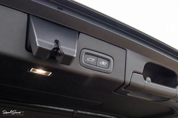 Volvo XC60 2.0 T8 Plug-in hybrid AWD Plus Black Edition Long Range | Zwenkbare trekhaak | Harman Kardon | Adaptieve cruise | Panorama dak | Nieuw |
