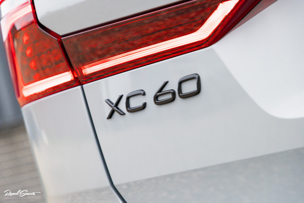 Volvo XC60 2.0 T8 Plug-in hybrid AWD Plus Black Edition Long Range | Zwenkbare trekhaak | Harman Kardon | Adaptieve cruise | Panorama dak | Nieuw |