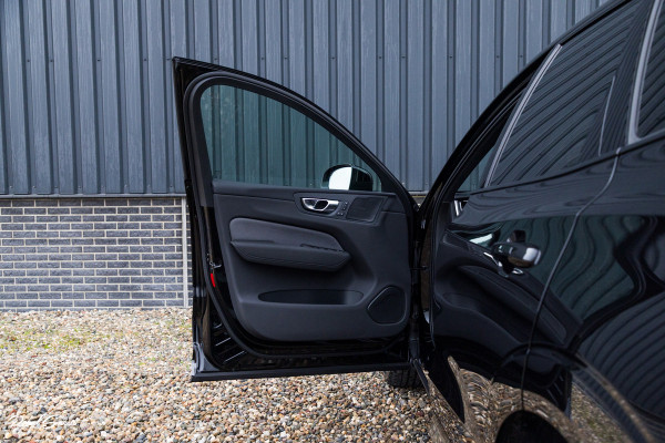 Volvo XC60 2.0 T8 Plug-in hybrid AWD Plus Black Edition Long Range | Zwenkbare trekhaak | Harman Kardon | Adaptieve cruise | Panorama dak | Nieuw |