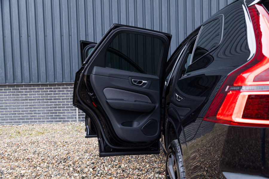 Volvo XC60 2.0 T8 Plug-in hybrid AWD Plus Black Edition Long Range | Zwenkbare trekhaak | Harman Kardon | Adaptieve cruise | Panorama dak | Nieuw |