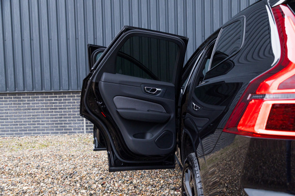 Volvo XC60 2.0 T8 Plug-in hybrid AWD Plus Black Edition Long Range | Zwenkbare trekhaak | Harman Kardon | Adaptieve cruise | Panorama dak | Nieuw |
