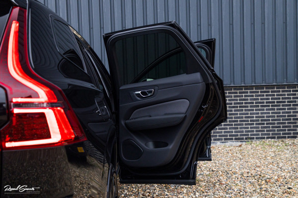 Volvo XC60 2.0 T8 Plug-in hybrid AWD Plus Black Edition Long Range | Zwenkbare trekhaak | Harman Kardon | Adaptieve cruise | Panorama dak | Nieuw |