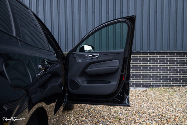 Volvo XC60 2.0 T8 Plug-in hybrid AWD Plus Black Edition Long Range | Zwenkbare trekhaak | Harman Kardon | Adaptieve cruise | Panorama dak | Nieuw |