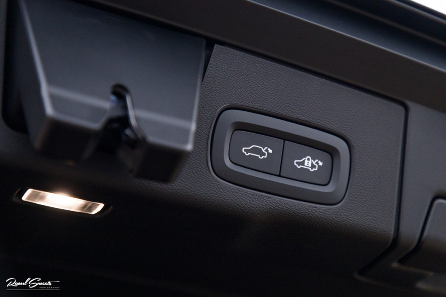 Volvo XC60 2.0 T8 Plug-in hybrid AWD Plus Black Edition Long Range | Zwenkbare trekhaak | Harman Kardon | Adaptieve cruise | Panorama dak | Nieuw |