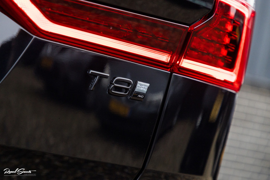 Volvo XC60 2.0 T8 Plug-in hybrid AWD Plus Black Edition Long Range | Zwenkbare trekhaak | Harman Kardon | Adaptieve cruise | Panorama dak | Nieuw |