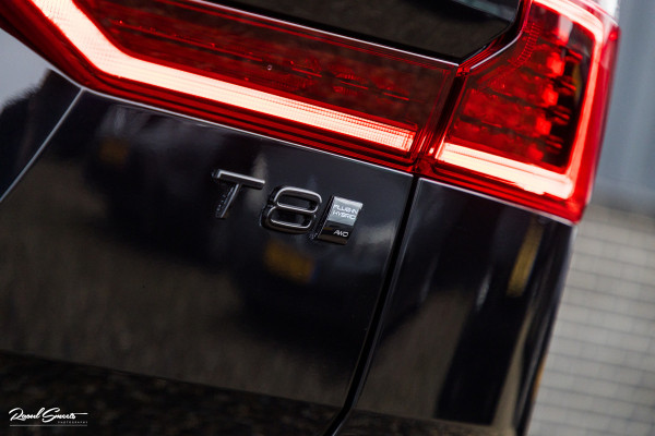 Volvo XC60 2.0 T8 Plug-in hybrid AWD Plus Black Edition Long Range | Zwenkbare trekhaak | Harman Kardon | Adaptieve cruise | Panorama dak | Nieuw |