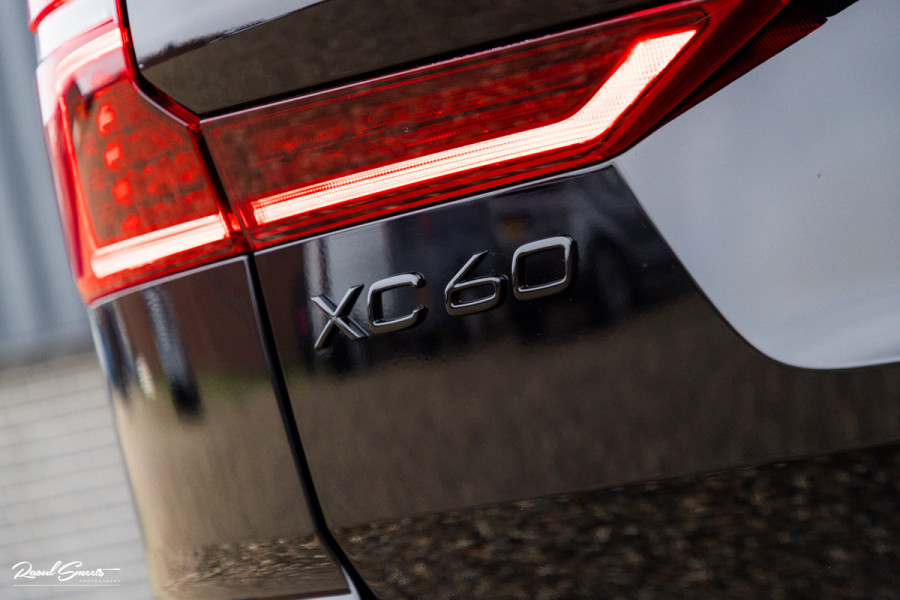 Volvo XC60 2.0 T8 Plug-in hybrid AWD Plus Black Edition Long Range | Zwenkbare trekhaak | Harman Kardon | Adaptieve cruise | Panorama dak | Nieuw |