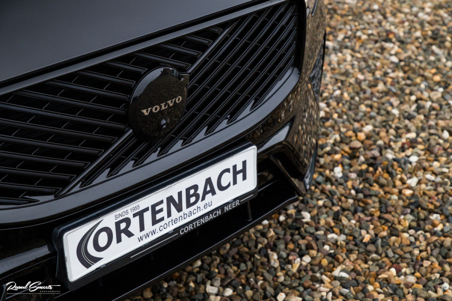 Volvo XC60 2.0 T8 Plug-in hybrid AWD Plus Black Edition Long Range | Zwenkbare trekhaak | Harman Kardon | Adaptieve cruise | Panorama dak | Nieuw |