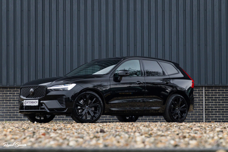 Volvo XC60 2.0 T8 Plug-in hybrid AWD Plus Black Edition Long Range | Zwenkbare trekhaak | Harman Kardon | Adaptieve cruise | Panorama dak | Nieuw |