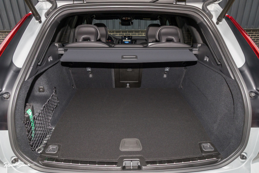 Volvo XC60 2.0 T8 Plug-in hybrid AWD Plus Black Edition Long Range | Zwenkbare trekhaak | Harman Kardon | Adaptieve cruise | Panorama dak | Nieuw |