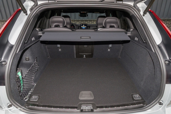 Volvo XC60 2.0 T8 Plug-in hybrid AWD Plus Black Edition Long Range | Zwenkbare trekhaak | Harman Kardon | Adaptieve cruise | Panorama dak | Nieuw |