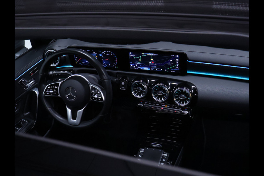 Mercedes-Benz CLA-Klasse Shooting Brake 180 Business Solution Luxury [SCHUIFKANTELDAK, STOELVERWARMING, ACHTERUITRIJCAMERA, PARKEERSENSOREN V+A, CRUISE CONTROL, ELEKTRISCH VERSTELBARE STOELEN]