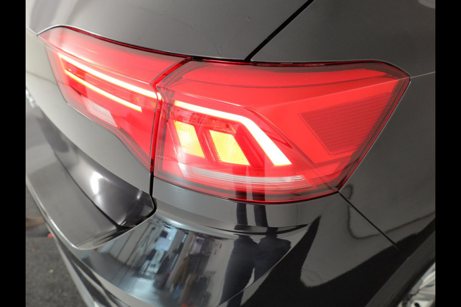Volkswagen T-Roc 1.5 TSI Style 150pk DSG| Navi| Trekhaak | 17'LM-velgen| extra getint glas| Alarm
