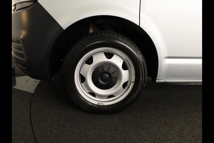 Volkswagen Transporter 2.0 TDI L2H1 32 150PK DSG | Navigatie via app | Parkeersensoren | Trekhaak |