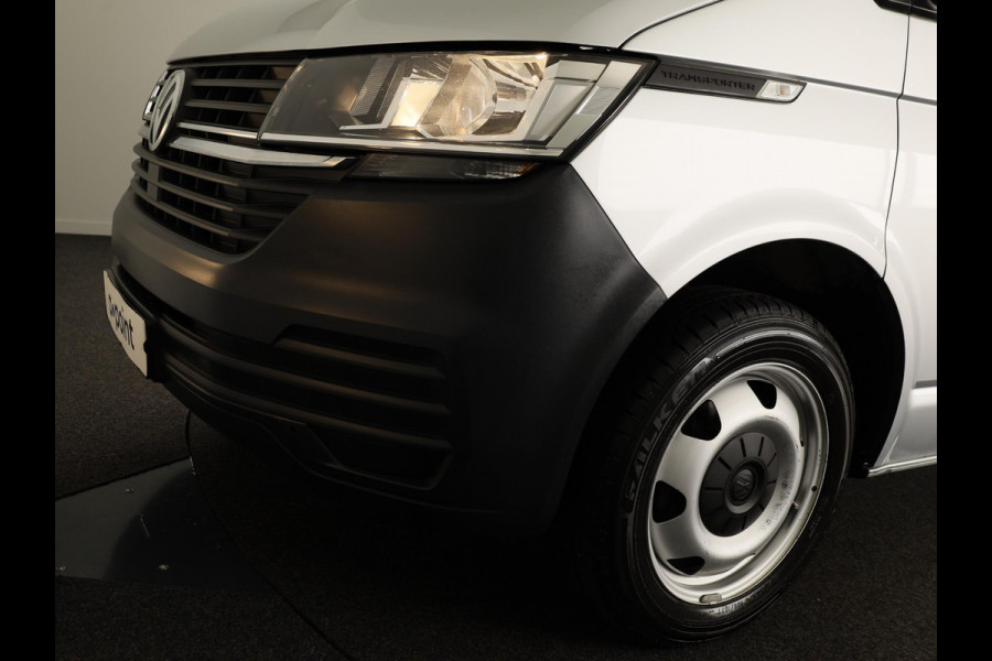 Volkswagen Transporter 2.0 TDI L2H1 32 150PK DSG | Navigatie via app | Parkeersensoren | Trekhaak |